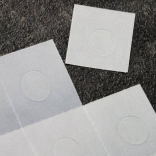 Glue dots, ø = 8 - 10 mm, semi- permanent (480 pieces in a bag) 