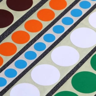 Coloured adhesive discs made of paper 